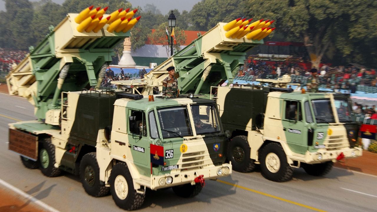 DRDO ના જણાવ્યા અનુસાર, પિનાકા સિસ્ટમ એક મિનિટ કરતાં પણ ઓછા સમયમાં રોકેટનો વરસાદ કરી શકે છે. આ સિસ્ટમ ટ્રક પર ફિટ છે, તેથી દુશ્મનના કોઈ પણ વળતા હુમલાથી બચવા માટે પોતાના સ્થાન પરથી હટી પણ શકે છે. એક સ્ટાન્ડર્ડ પિનાકા લોન્ચરમાં 12 રોકેટ હોય છે. આ 12 રોકેટ માત્ર 44 સેકન્ડમાં ફાયર કરી શકાય છે. પિનાકા સિસ્ટમનો એક સાલ્વો ફાયર (12 રોકેટ) 700 મીટર × 500 મીટરના વિશાળ વિસ્તારને સંપૂર્ણપણે તબાહ કરી શકે છે.