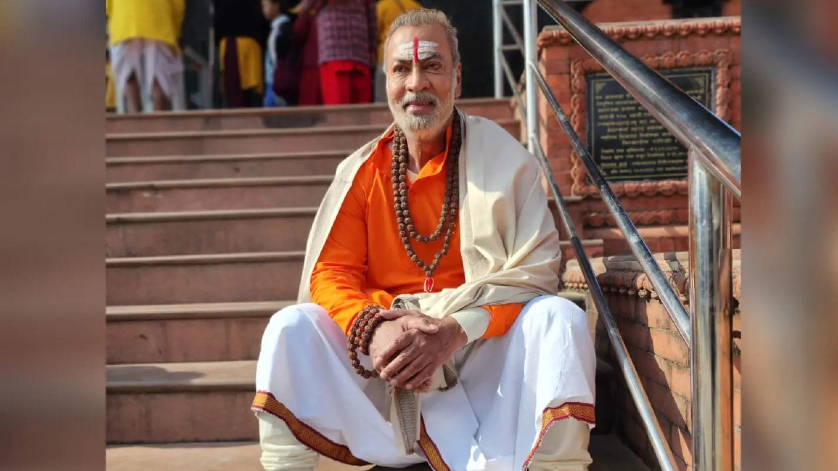 "રાવત" શબ્દનો અર્થ સામાન્ય રીતે વીર યોદ્ધા, સરદાર અથવા નેતા એવો થાય છે. પ્રાચીન સમયમાં રાજાઓ પોતાના વિશ્વાસુ સેનાપતિ, જમીનદાર અથવા બહાદુર યોદ્ધાઓને "રાવત" જેવી ઉપાધિ આપતા હતા. સમય જતાં આ ઉપાધિ અટક તરીકે પ્રચલિત બની ગઈ.