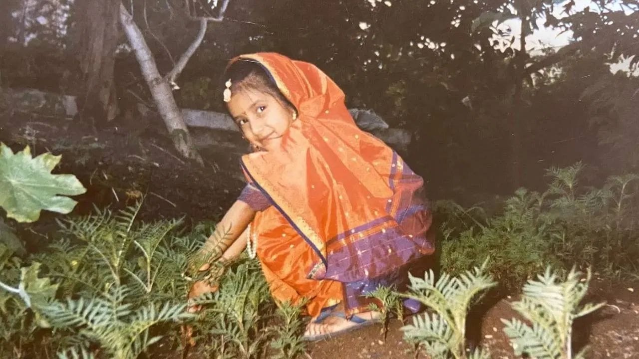 ખાસ કરીને સાડી પહેરેલી નાની પ્રાજક્તાની તસવીરે ચાહકોનું ધ્યાન ખેંચ્યું છે. આ ફોટામાં તેનો નિર્દોષ અને સુંદર અંદાજ ચાહકોને ખૂબ જ પસંદ આવ્યો છે. સોશિયલ મીડિયા પર આ તસવીરો જોઈને ઘણા ચાહકો જૂની યાદોમાં ખોવાઈ ગયા છે અને પ્રાજક્તાના બાળપણના લુકના વખાણ કરી રહ્યા છે. આજે પ્રાજક્તા માલી મરાઠી મનોરંજન જગતની જાણીતી અભિનેત્રીઓમાંની એક છે. ટેલિવિઝનથી લઈને ફિલ્મો અને ઓટીટી સુધી તેણે પોતાની અલગ ઓળખ બનાવી છે. તેની પ્રોફેશનલ લાઈફ જેટલી ચર્ચામાં રહે છે, એટલી જ તેના અંગત જીવનને લઈને પણ ચાહકોમાં ઉત્સુકતા જોવા મળે છે. જોકે, પ્રાજક્તા હાલ પોતાના કામ અને પ્રોજેક્ટ્સ પર વધુ ધ્યાન આપી રહી છે.
