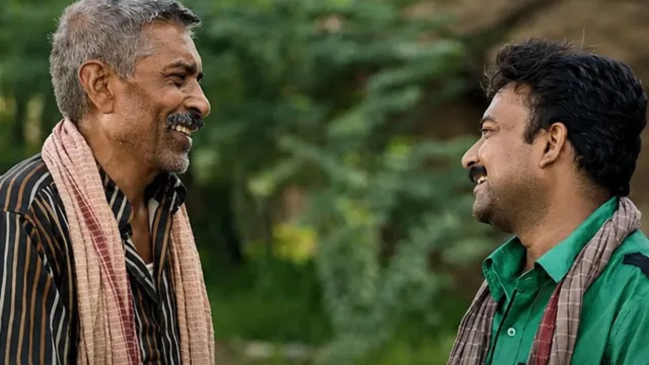 પ્રકાશ ઝા 2004માં તેમના વતન બેતિયાથી 14મી લોકસભા ચૂંટણી લડ્યા અને હારી ગયા. તેઓ છઠ્ઠા સ્થાને રહ્યા અને માત્ર 26,000 મતો મેળવી શક્યા, જ્યારે વિજેતા રઘુનાથ ઝાને 2,11,590 મતો મળ્યા.