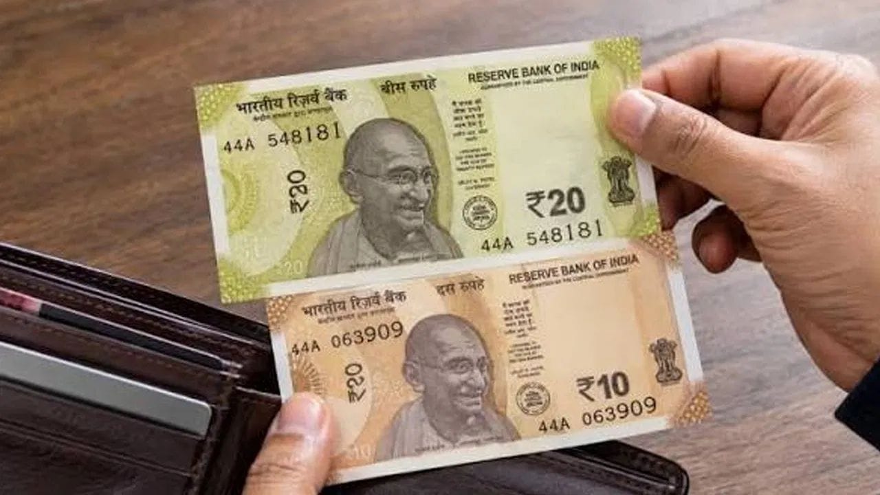 RBI ના નિયમો અનુસાર, એવી ગંદી નોટો કે જે વધુ પડતા ઉપયોગને કારણે ગંદી અથવા હળવી ફાટેલી હોય, જેના બે કે તેથી વધુ ટુકડા થઈ ગયા હોય અથવા જેનો કોઈ ભાગ ગાયબ હોય તેને બદલી શકાય છે. આ ઉપરાંત, જેમાં પ્રિન્ટિંગની કોઈ ટેકનિકલ ખામી હોય તેવી નોટો પણ બદલાવી શકાય છે. ઘણી વખત જોવા મળે છે કે, કેટલીક બેંક શાખાઓ ગ્રાહકોની ગંદી કે ફાટેલી નોટો બદલવાનો ઇનકાર કરી દે છે. જો તમારી સાથે પણ કોઈ બેંક અધિકારી આવું કરે છે, તો તમે નીચે જણાવેલી રીતો મુજબ ફરિયાદ કરીને તે અધિકારી સામે કડક કાર્યવાહી કરાવી શકો છો.