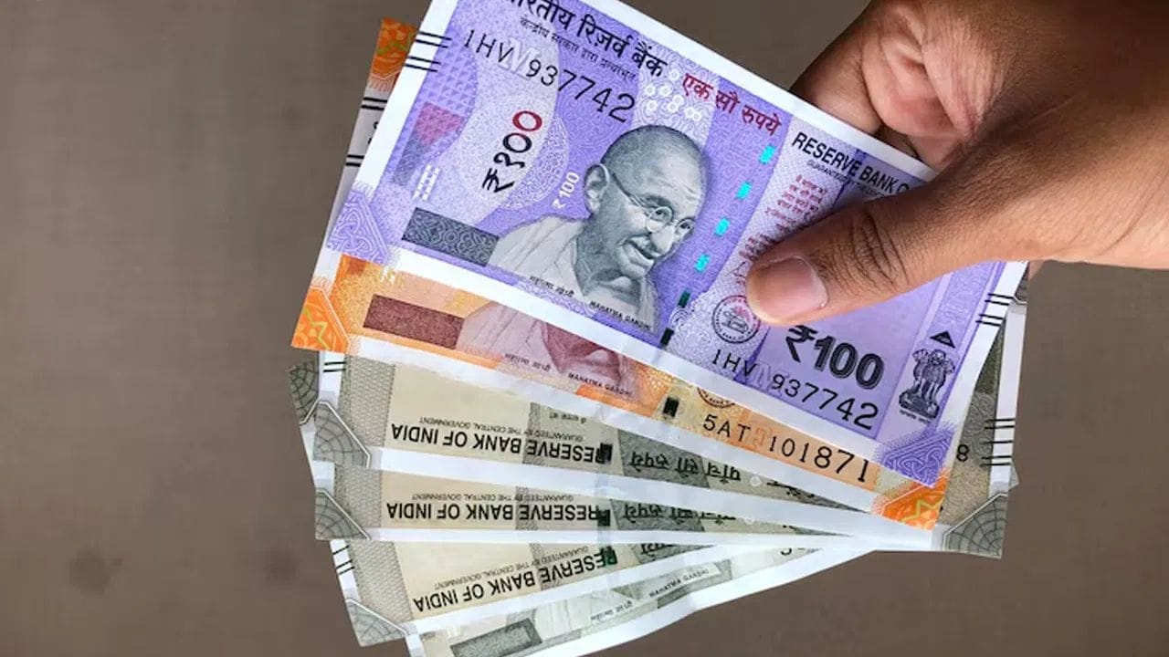 આ અંગે ભારતીય રિઝર્વ બેંક (RBI) ની સ્પષ્ટ માર્ગદર્શિકાઓ છે, જે મુજબ તમે દેશની કોઈપણ બેંકની શાખામાં જઈને તમારી ગંદી કે ફાટેલી નોટો બદલીને નવી નોટ મેળવી શકો છો. ભારતીય રિઝર્વ બેંકના નોટ રિફંડ રૂલ્સ 2009 અને સુધારેલા 2018 હેઠળ ગંદી, ખામીયુક્ત કે કટ-ફાટ થયેલી કરન્સી નોટો બદલવાનો અધિકાર સામાન્ય નાગરિકોને આપવામાં આવ્યો છે. નોટ બદલવાની આ સુવિધા ફક્ત એ જ બેંક સુધી મર્યાદિત નથી, જ્યાં તમારું ખાતું હોય. તમે તમારી નજીકની કોઈપણ વ્યાપારી બેંકની શાખાના કાઉન્ટર પર જઈને કોઈ પણ વધારાના ચાર્જ વિના તમારી જૂની અને ફાટેલી નોટો બદલાવી શકો છો.