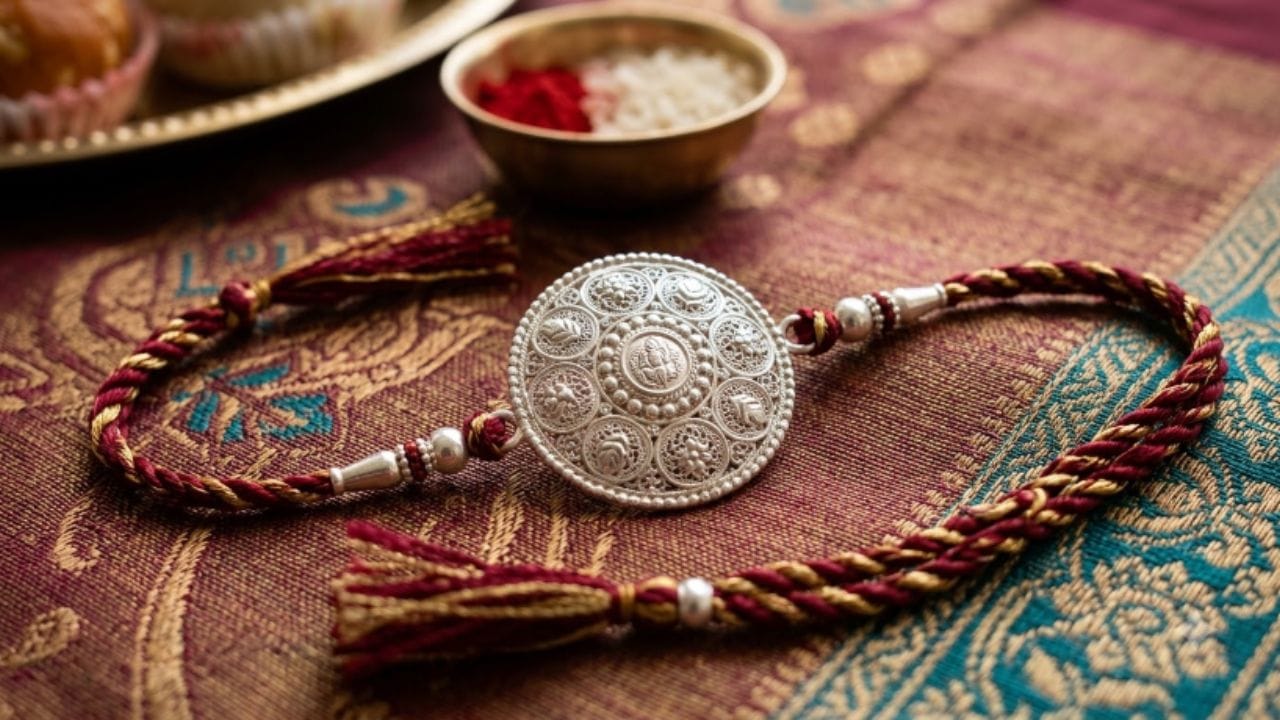 ચાંદીની રાખડી વેચવા પર કેટલા પૈસા મળે છે? જો ભવિષ્યમાં ચાંદીની રાખડી વેચવી હોય, તો તેને જે દુકાનેથી ખરીદી હોય ત્યાં જ સરળતાથી વેચી શકાય છે. જ્વેલર્સ સામાન્ય રીતે 10 થી 15 ટકા સુધીનું કટિંગ (ઘસારો/મેકિંગ) બાદ કરીને તે દિવસના ભાવ મુજબ પરત ખરીદી લે છે. આ જ કારણથી લોકો એવી રાખડી ખરીદવાનું પસંદ કરે છે જેને પાછળથી વેચી શકાય કે નવું ઘરેણું બનાવી શકાય.
