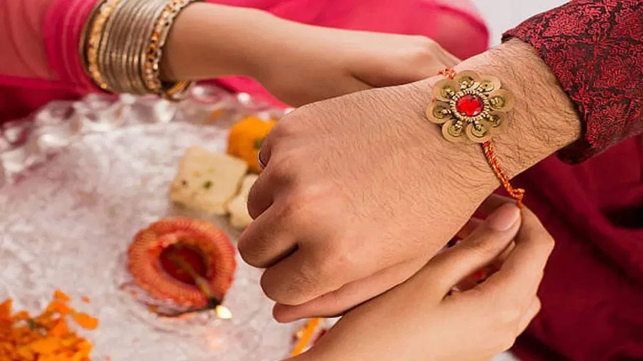 દર વર્ષે શ્રાવણ પૂનમના (શ્રાવણ પૂર્ણિમા) દિવસે રક્ષાબંધનનો તહેવાર ઉજવવામાં આવે છે. આ વર્ષે રક્ષાબંધન 28 ઓગસ્ટ 2026, શુક્રવારે ઉજવવામાં આવશે. આ પ્રસંગે બહેન ભાઈના કાંડા પર રાખડી બાંધે છે અને તેના ઉજ્જવળ ભવિષ્યની કામના કરે છે. બીજી તરફ, 'ભાઈ' બહેનની સુરક્ષા અને દરેક પરિસ્થિતિમાં તેનો સાથ આપવાનો સંકલ્પ લે છે.