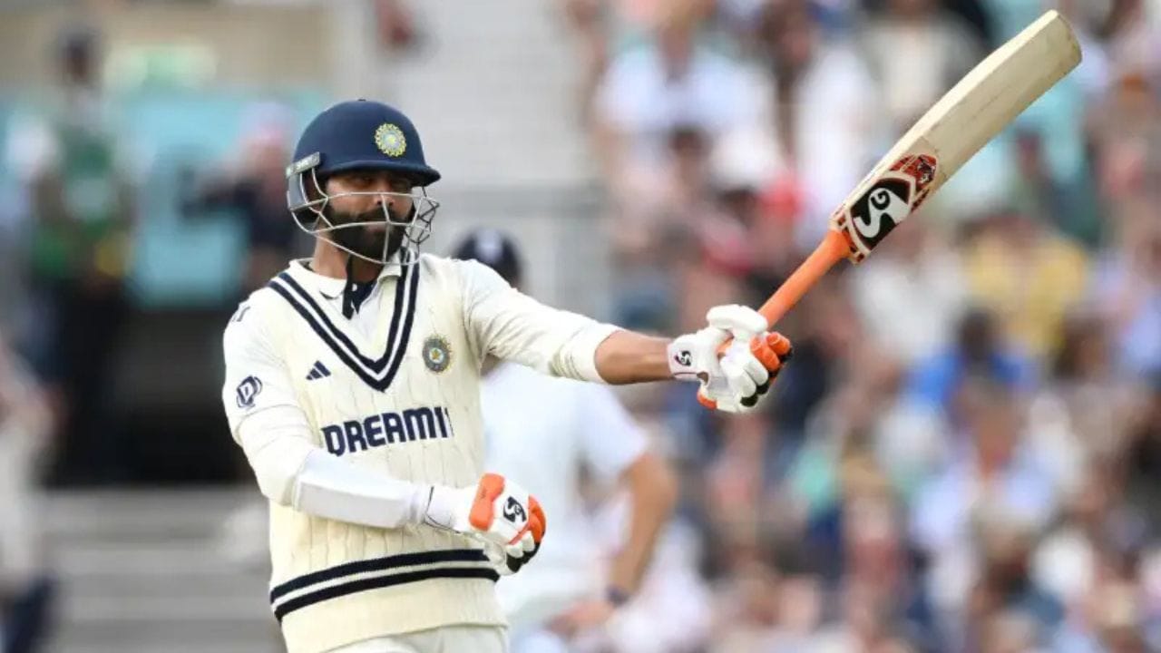 બેટિંગમાં પણ જાડેજાનો રેકોર્ડ શાનદાર છે. 2022ની મોહાલી ટેસ્ટમાં તેણે સાતમા ક્રમે બેટિંગ કરતાં અણનમ 175 રન બનાવ્યા હતા. આ સાથે તેણે સાતમા ક્રમે ભારત માટે સૌથી મોટો ટેસ્ટ સ્કોર બનાવવાનો કપિલ દેવનો રેકોર્ડ તોડ્યો હતો.