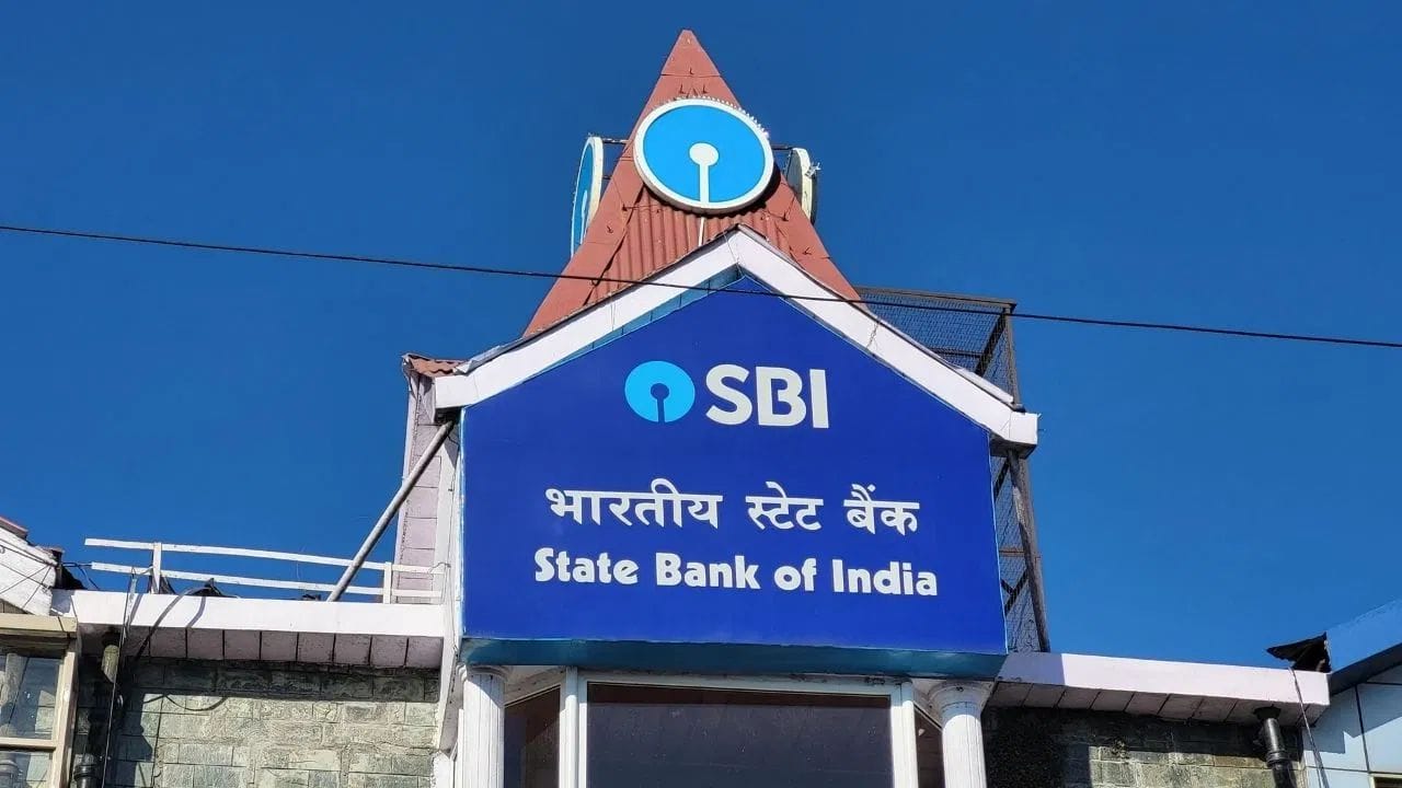 શું છે SBI ની હર ઘર લખપતિ સ્કીમ? આ યોજના એક પ્રકારની રિકરિંગ ડિપોઝિટ સ્કીમ છે. તેમાં ગ્રાહક દર મહિને એક નક્કી કરેલી રકમ જમા કરાવીને ₹1 લાખ કે તેનાથી વધુનું ફંડ તૈયાર કરી શકે છે. આ સ્કીમમાં 3 થી 10 વર્ષ સુધીની મુદત પસંદ કરવાનો વિકલ્પ મળે છે. આ ફંડનો ઉપયોગ બાળકોના શિક્ષણ, લગ્ન કે અન્ય લાંબા ગાળાના આર્થિક લક્ષ્યો માટે કરી શકાય છે.