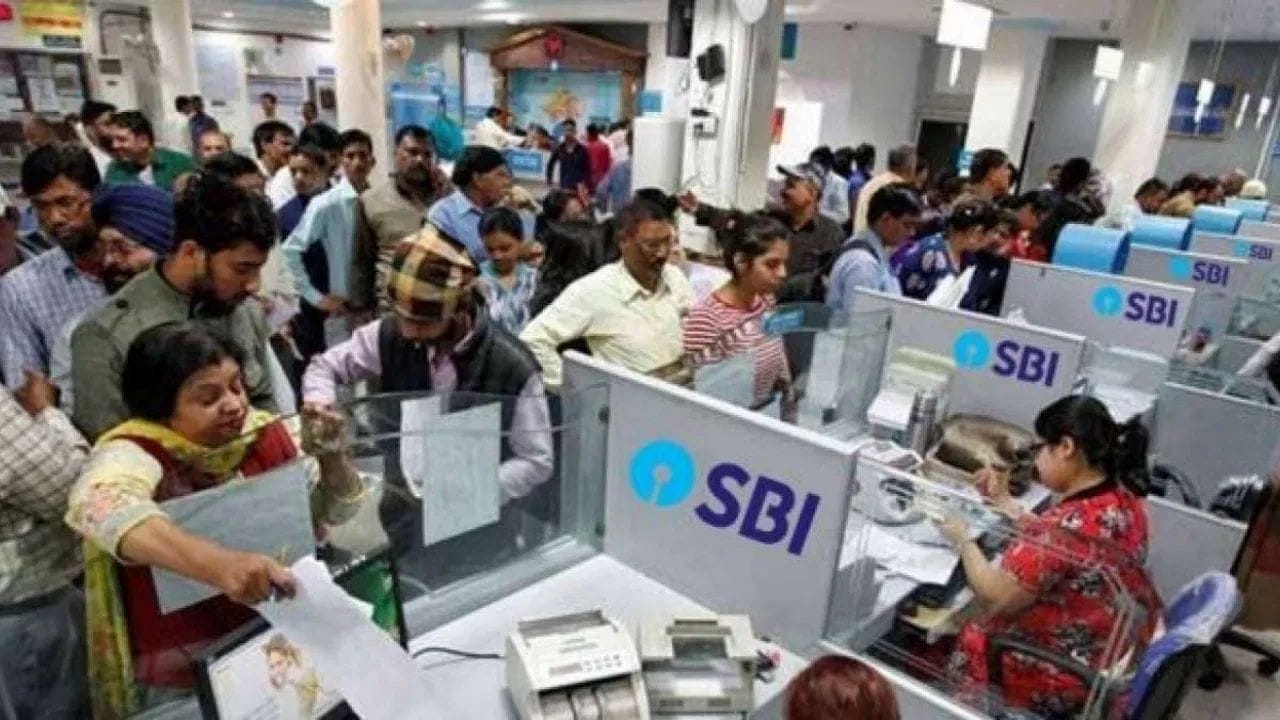 ₹600 પ્રતિ મહિને કેવી રીતે બનશે ₹1 લાખથી વધુ રકમ? SBI ના ઉદાહરણ મુજબ, જો કોઈ વ્યક્તિ 10 વર્ષ સુધી દર મહિને ₹600 જમા કરે, તો 8% ના અંદાજિત દરે આશરે ₹1.10 લાખનું ફંડ બની શકે છે. જેમાં કુલ ₹72,000 માસિક જમા રકમ હશે અને આશરે ₹38,000 વ્યાજ પેટે મળશે. ₹1 લાખ મેળવવા માટે દર મહિને કેટલા રૂપિયા જમા કરવા પડશે? 3 વર્ષની મુદત માટે: દર મહિને આશરે ₹2,510 જમા કરવા પડશે. 5 વર્ષની મુદત માટે: દર મહિને આશરે ₹1,420 જમા કરવા પડશે. 10 વર્ષની મુદત માટે: દર મહિને આશરે ₹610 જમા કરવા પડશે. (જેટલી લાંબી મુદત પસંદ કરશો, તેટલો માસિક હપ્તો ઓછો આવશે.)