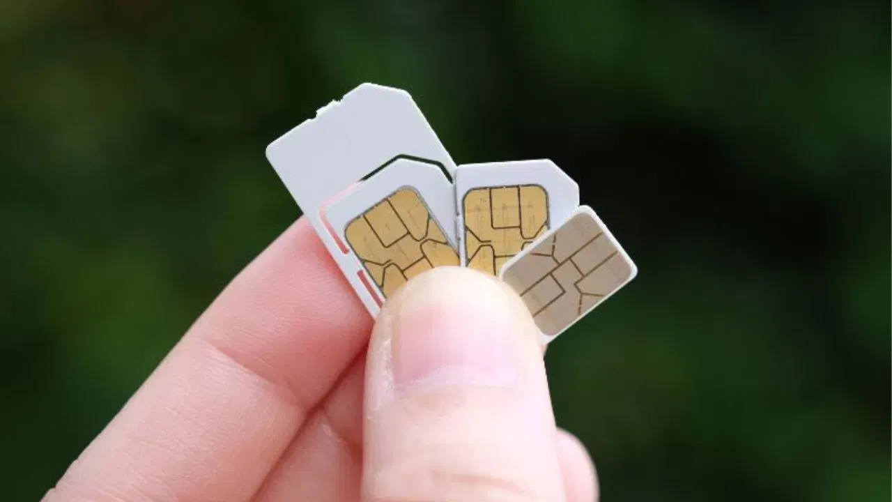 5G સ્માર્ટફોનમાં 4G સિમ સંપૂર્ણ રીતે કામ કરે છે. આનો અર્થ એ છે કે જો તમે નવો 5G મોબાઇલ ખરીદ્યો છે, તો નવું સિમ કાર્ડ લેવાની જરૂર નથી. તમારું હાલનું 4G સિમ તમારા જૂના ફોનની જેમ કોલ્સ, SMS અને ઇન્ટરનેટને હેન્ડલ કરશે. હકીકતમાં, 5G સ્માર્ટફોન 2G, 3G, 4G અને 5G જેવા વિવિધ નેટવર્કને સપોર્ટ કરવા માટે ડિઝાઇન કરવામાં આવ્યા છે. તેથી, જ્યારે તમે 4G સિમ દાખલ કરો છો, ત્યારે ફોન આપમેળે 4G નેટવર્ક પર કાર્ય કરે છે.