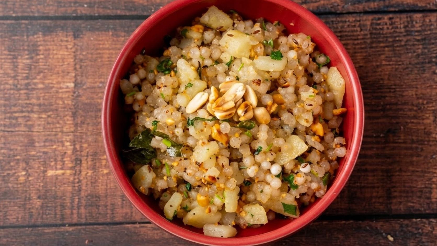 ઠંડા પાણીથી ધોઈ લો : 3 સીટી પછી કુકરનું પ્રેશર આપમેળે ઉતરી જાય ત્યાર બાદ ડબ્બો બહાર કાઢો. સાબુદાણા રંધાઈ ગયા હશે અને બટાકા પણ બફાઈ ગયા હશે. શરૂઆતમાં સાબુદાણા થોડા ચોંટેલા લાગી શકે છે. તેને એક જાળી અથના ચાળણીમાં કાઢીને ઠંડા પાણીથી સારી રીતે ધોઈ લો. આમ કરવાથી બધા દાણા અલગ-અલગ થઈ જશે અને સાબુદાણાનો એક એક દાણો છુટો પડશે,
