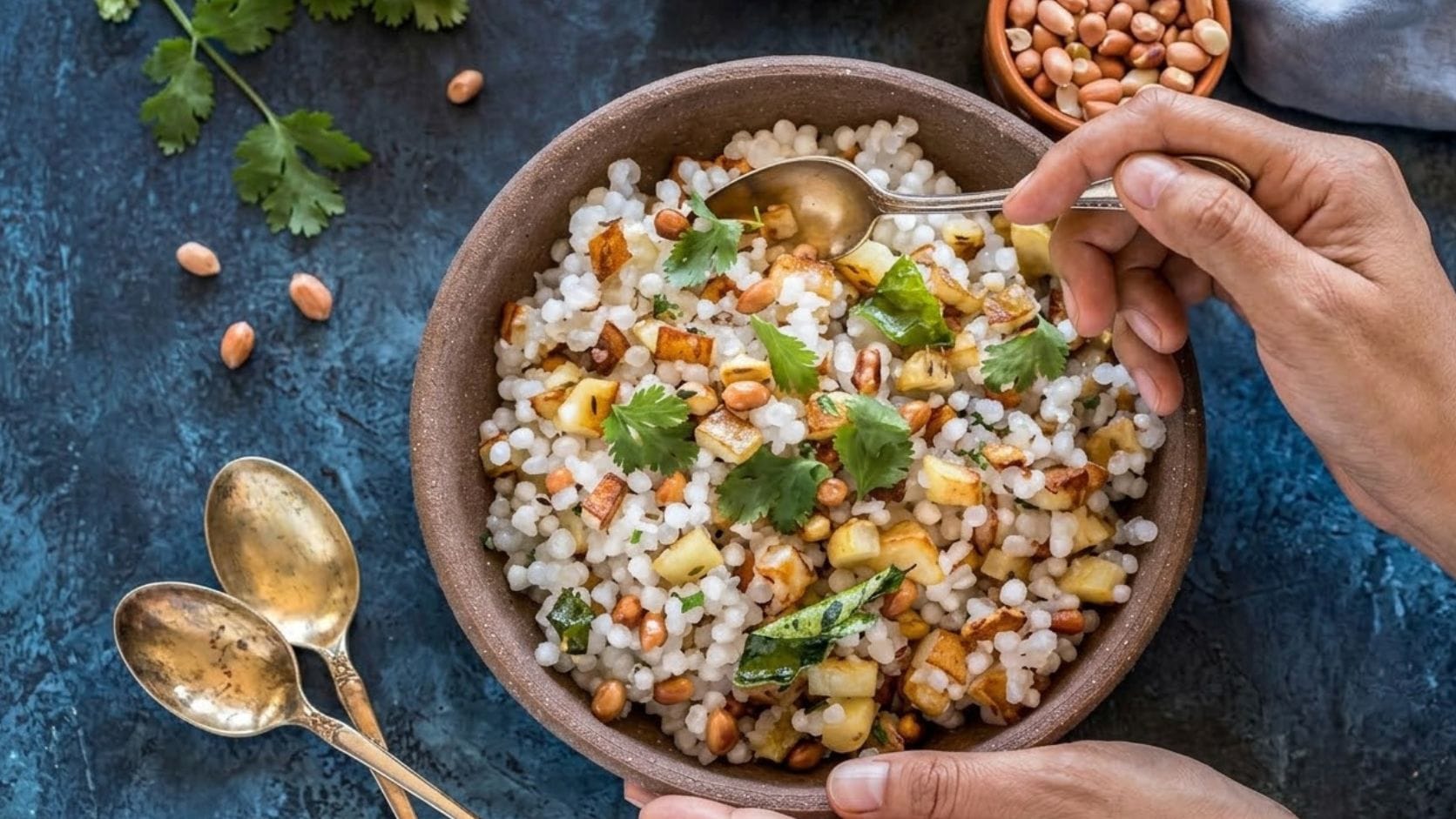 સાબુદાણાની તૈયારી : સૌપ્રથમ સાબુદાણાને સ્વચ્છ પાણીથી સારી રીતે ધોઈ લો અને વધારાનું પાણી કાઢી દો. હવે એક સ્ટીલના ડબ્બામાં ધોયેલા સાબુદાણા નાખો. તેમાં થોડું દેશી ઘી, સ્વાદ મુજબ સિંધવ મીઠું, થોડી ખાંડ અને ખૂબ જ થોડું પાણી ઉમેરો.