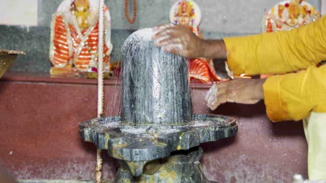 શિવલિંગ પર જળાભિષેક કર્યા પછી ના કરતા આ ભૂલ, જાણો મંદિરેથી ખાલી લોટો ઘરે લાવવો કેમ માનવામાં આવે છે અશુભ !