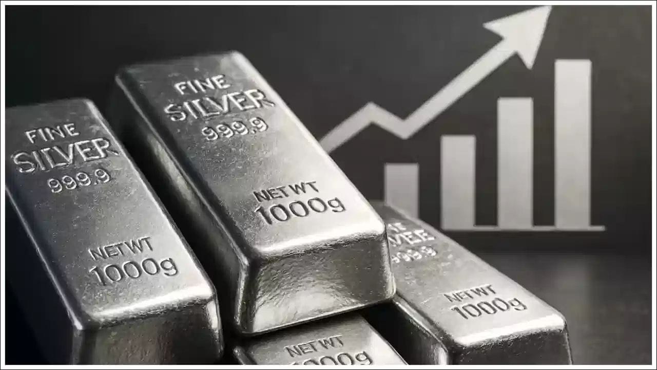 Aditya Birla SL Silver ETF: આ ફંડે 1 મહિનામાં 6.3 ટકાનું રિટર્ન આપ્યું છે. આનું AUM 2,756.3 કરોડ રૂપિયા છે. 3 મહિનામાં આ ફંડે 18.5 ટકાનું નેગેટિવ રિટર્ન આપ્યું છે અને 6 મહિનામાં આમાં 5.2 ટકાનું દબાણ દેખાયું છે. ખાસ વાત એ છે કે, 1 વર્ષમાં આ ફંડે 100.2 ટકાનું રિટર્ન આપ્યું છે. હવે 3 વર્ષના રિટર્ન પર નજર કરીએ તો, આ ફંડે 47.3 ટકાનું રિટર્ન આપ્યું છે.