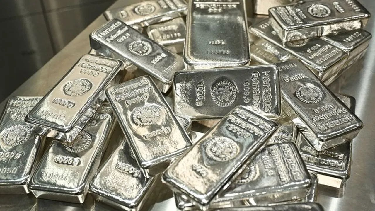 Nippon India Silver ETF: આ ફંડે 1 મહિનામાં 6.3 ટકાનું રિટર્ન આપ્યું છે. આનું AUM 29,499.4 કરોડ રૂપિયા છે. 3 મહિનામાં આ ફંડે 18.6 ટકાનું નેગેટિવ રિટર્ન આપ્યું છે. નોંધનીય છે કે, 6 મહિનામાં આમાં 5.2 ટકાનું દબાણ દેખાયું છે. બીજી તરફ 1 વર્ષમાં આ ફંડે 99.7 ટકાનું રિટર્ન આપ્યું છે. વધુમાં જો 3 વર્ષના રિટર્ન પર નજર કરીએ તો આ ફંડે 47.2 ટકાનું રિટર્ન આપ્યું છે.