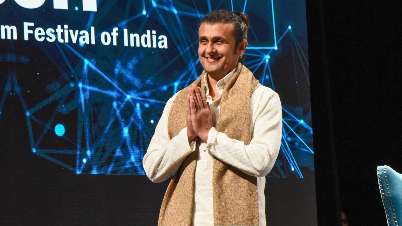 બોલિવુડના ફેમસ સિંગર સોનુ નિગમનો આલીશાન 3 માળનો બંગલો મુંબઈમાં છે. પબ્લિક ડોમીનમાં મળતી જાણકારી મુજબ આ બંગલાની કિંમત અંદાજે 20 કરોડ રુપિયા છે. આ ઘરમાં સંગીત રેકોર્ડિંગ સ્ટુડિયો, જીમ સામેલ છે.