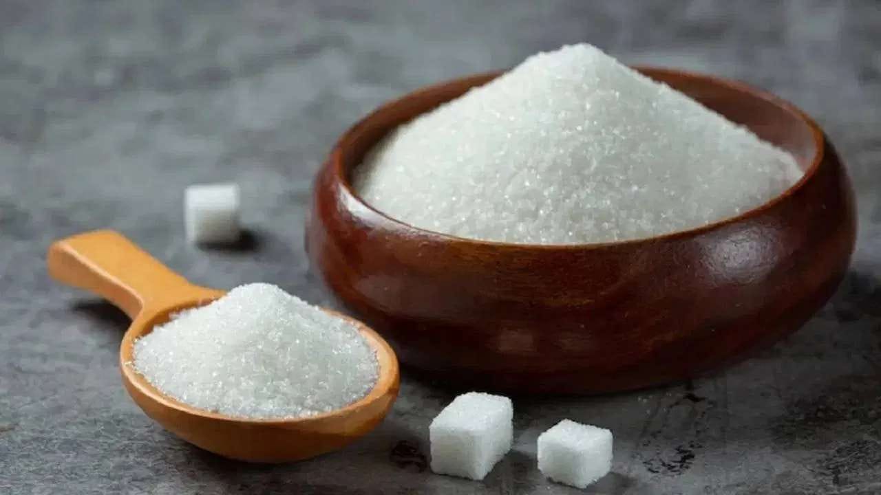શહેરી વિસ્તારોમાં પ્રોસેસ્ડ અને જંક ફૂડ ખાવાનું વધતું વલણ ખાંડના સેવનને વધુ વેગ આપી રહ્યું છે, કારણ કે લોકો અજાણતાં પેકેજ્ડ ઉત્પાદનો દ્વારા મોટી માત્રામાં ખાંડનું આડકતરી રીતે સેવન કરે છે.