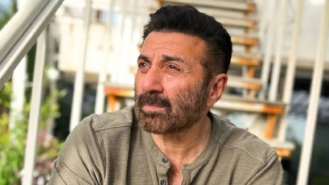 બોલીવુડના જાણીતા અભિનેતા સની દેઓલ (Sunny Deol) આજકાલ પોતાની તાજેતરમાં રિલીઝ થયેલી ફિલ્મ 'બંટવારા 1947' (Batwara 1947) ને લઈને ચર્ચામાં છે. સની દેઓલની આ ફિલ્મ બોક્સ ઓફિસ પર આવતાની સાથે જ છવાઈ ગઈ છે. ફિલ્મ 'બંટવારા 1947' ને લઈને એક પછી એક અપડેટ સામે આવી રહ્યા છે.