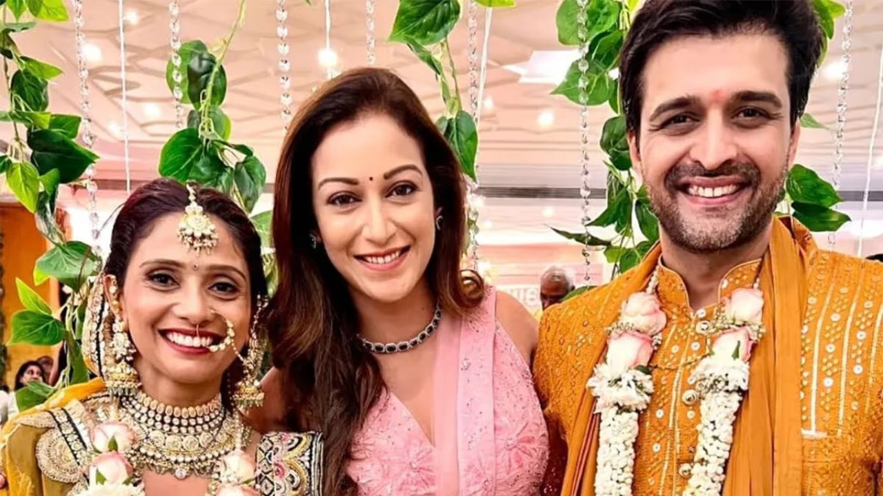 તારક મહેતા : આ શોમાં શૈલેષ લોઢા તારક મહેતાનું પાત્ર ભજવે છે. તેમની પત્ની સ્વાતિ લોઢા વ્યવસાયે લેખક છે.
