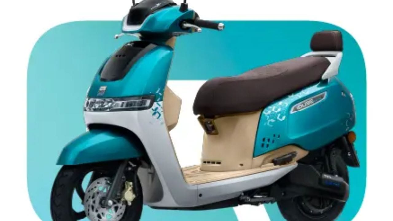 TVS એ પોતાના લોકપ્રિય ઇલેક્ટ્રિક સ્કૂટર iQube નું નવું 'મિલિયનઆર સ્પેશિયલ એડિશન' લોન્ચ કર્યું છે. કંપનીએ આ ખાસ એડિશન iQube ના 10 લાખ ગ્રાહકોનો આંકડો પાર કરવાની ખુશીમાં રજૂ કર્યું છે. નવા મોડેલમાં ખાસ કલર અને ડિઝાઇન સાથે કેટલાક નવા ફીચર્સ પણ ઉમેરવામાં આવ્યા છે. TVS iQube દેશમાં સૌથી વધુ વેચાતું ઇલેક્ટ્રિક સ્કૂટર બની ચૂક્યું છે, જેને અત્યાર સુધીમાં 10 લાખથી વધુ લોકો ખરીદી ચૂક્યા છે. (Image From:tvsmotor)