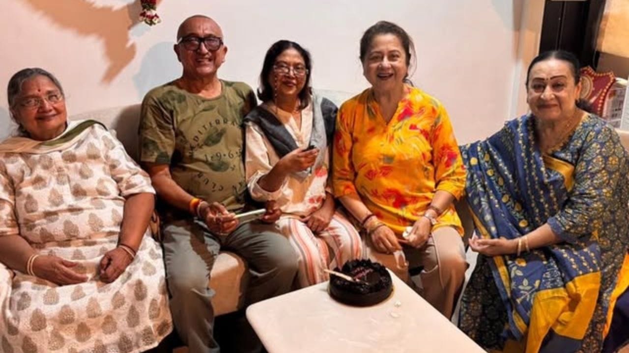 તેજ સપ્રુનો જન્મ 5 એપ્રિલ 1955 રોજ થયો છે. તે એક ભારતીય અભિનેતા છે જે મુખ્યત્વે હિન્દી ફિલ્મોમાં કામ કરે છે. અભિનેતા ડી.કે. સપ્રુ અને હેમવતી સપ્રુના ઘરે જન્મેલા, તેઓ 1980 અને 2010 ના દાયકાની વચ્ચે બોલીવુડની અનેક ફિલ્મોમાં દેખાયા છે,