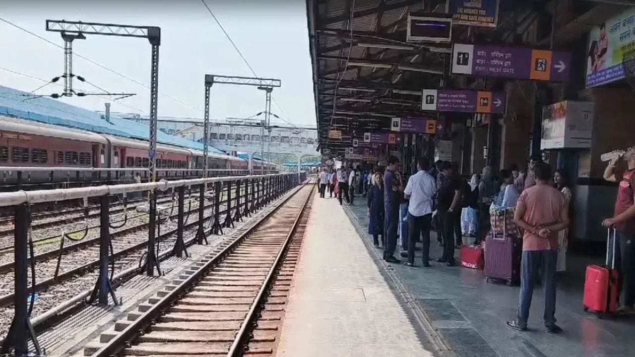 આ જ ફોર્મ્યુલાને ₹500 ની ટિકિટ પર લાગુ કરીએ તો ચિત્ર સરળતાથી સમજાઈ જાય છે. મુસાફર દ્વારા આપવામાં આવેલા ₹500 ને જો કુલ ખર્ચના 57 ટકા સમાન ગણવામાં આવે, તો રેલવે તરફથી આશરે ₹377 નો વધારાનો ખર્ચ ભોગવવામાં આવે છે. એટલે કે મુસાફરને ટ્રેન મુસાફરીના વાસ્તવિક ખર્ચની સરખામણીમાં ખૂબ ઓછા પૈસામાં મુસાફરી કરવાની તક મળે છે.