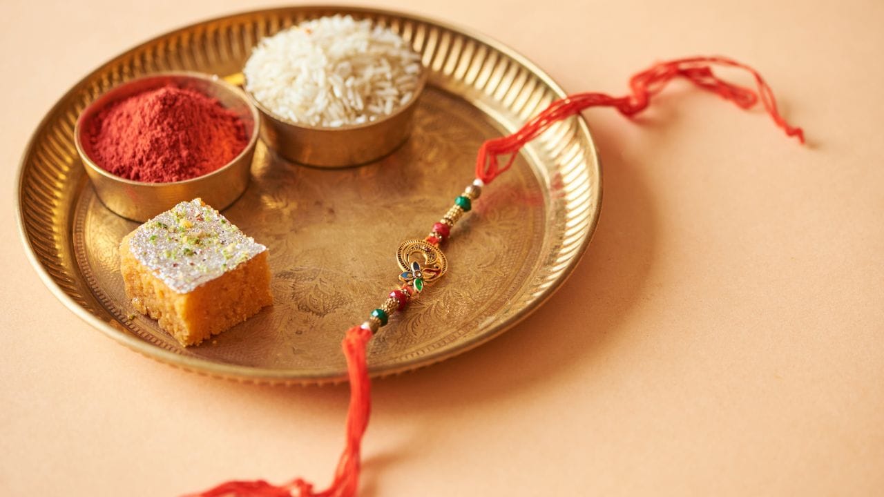 ગુજરાતમાં ફરવા માટે કુદરત, દરિયો, જંગલ, ઇતિહાસ અને ધાર્મિક સ્થળો બધું જ છે. તમે કચ્છનું રણ, સ્ટેચ્યુ ઑફ યુનિટી, દ્વારકા, સોમનાથ, પાવાગઢ, અડાલજ, ગીર, ગિરનાર અને શિવરાજપુર જેવા સ્થળો મુખ્ય સ્થળોએ ફરવાનો પ્લાન બનાવી શકો છો.