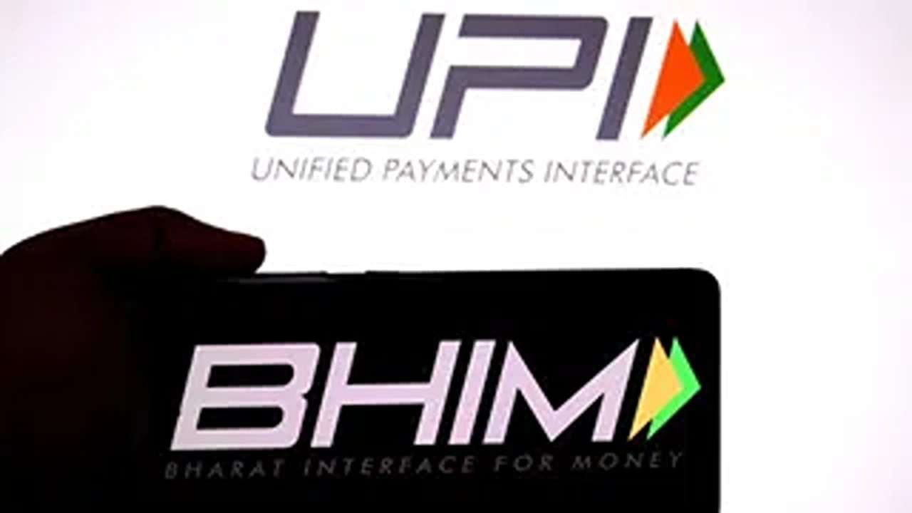 UPI ભારતમાં ડિજિટલ ચુકવણી માટે સૌથી લોકપ્રિય અને અનુકૂળ પદ્ધતિ બની ગઈ છે. સ્થાનિક ફેરિયા, લારીગલ્લા વાળા કે કરિયાણાની દુકાનોથી લઈને મોટા મોલ્સ સુધી, દરેક વ્યક્તિ ફક્ત એક જ ક્લિકથી UPI દ્વારા ચુકવણી કરી રહ્યા છે. જો કે, નેટવર્ક ગ્લિચ, સર્વરમાં રહેલ ખામી અથવા એપ્લિકેશન ધીમી કામગીરી કરતી હોય તેવી સમસ્યાઓમાં, ક્યારેક એક જ વ્યવહાર માટે બેંક ખાતામાંથી બે વાર (ડબલ ડેબિટ) રૂપિયા કાપવામાં આવી શકે છે.