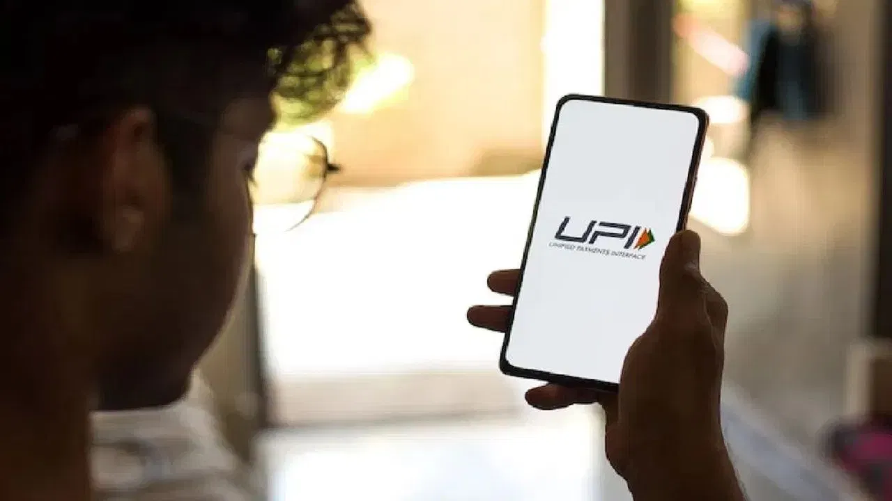 આ મુદ્દાઓ ધ્યાનમાં રાખો : જોકે, યાદ રાખો કે UPI ફક્ત ત્યારે જ કાર્ય કરશે જો બેંકમાં નોંધાયેલ મોબાઇલ નંબર તમારા ફોનમાં હાલમાં રહેલા મોબાઇલ નંબર સાથે મેળ ખાતો હોય. ઉપરાંત, નોંધ લો કે દરેક બેંક ખાતાનો UPI પિન અલગ હોઈ શકે છે. સુરક્ષાને પ્રાથમિકતા આપો: ક્યારેય તમારો UPI પિન અથવા OTP કોઈની સાથે શેર ન કરો, અને ફક્ત સત્તાવાર UPI એપ્લિકેશનોનો ઉપયોગ કરો.