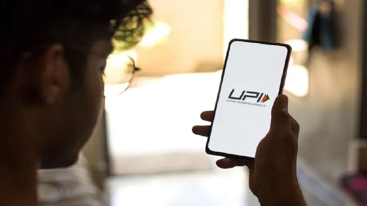 UPI પર ચાર્જની ચર્ચા કેમ થઈ રહી છે? UPI પર MDR ને લઈને ચર્ચા તેજ છે. MDR એ ડિજિટલ પેમેન્ટ સ્વીકારનાર મર્ચન્ટ (વેપારી) પાસેથી વસૂલવામાં આવતો શુલ્ક છે. જોકે, તેની સીધી અસર ગ્રાહકો પર પડશે નહીં અને દરેક UPI પેમેન્ટ પર વધારાનો ચાર્જ લાગશે નહીં.