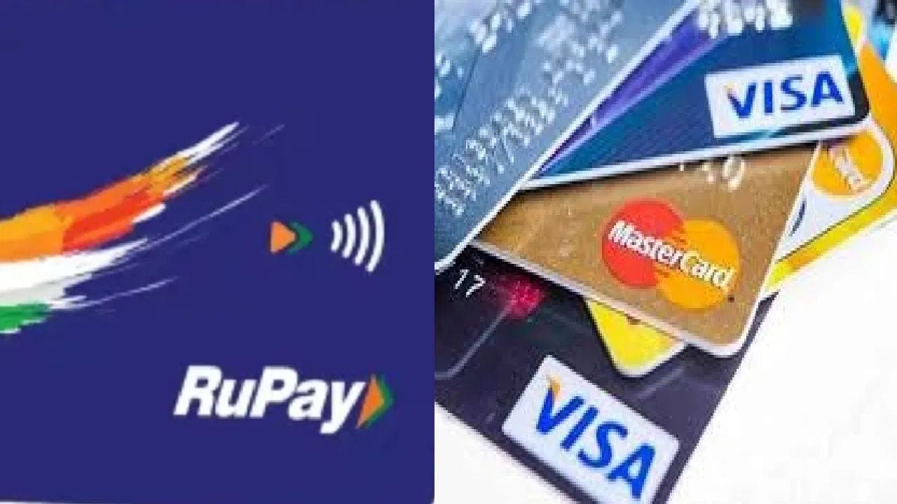 RuPay Credit Card-on-UPI માં: પૈસા લિંક કરેલા RuPay Credit Card ની ક્રેડિટ લિમિટમાંથી આવે છે. ગ્રાહકે પાછળથી ક્રેડિટ કાર્ડનું બિલ ચૂકવવું પડે છે. મર્ચન્ટ પર MDR લાગુ થઈ શકે છે. આ સુવિધા મુખ્યત્વે મર્ચન્ટ પેમેન્ટ માટે છે.
