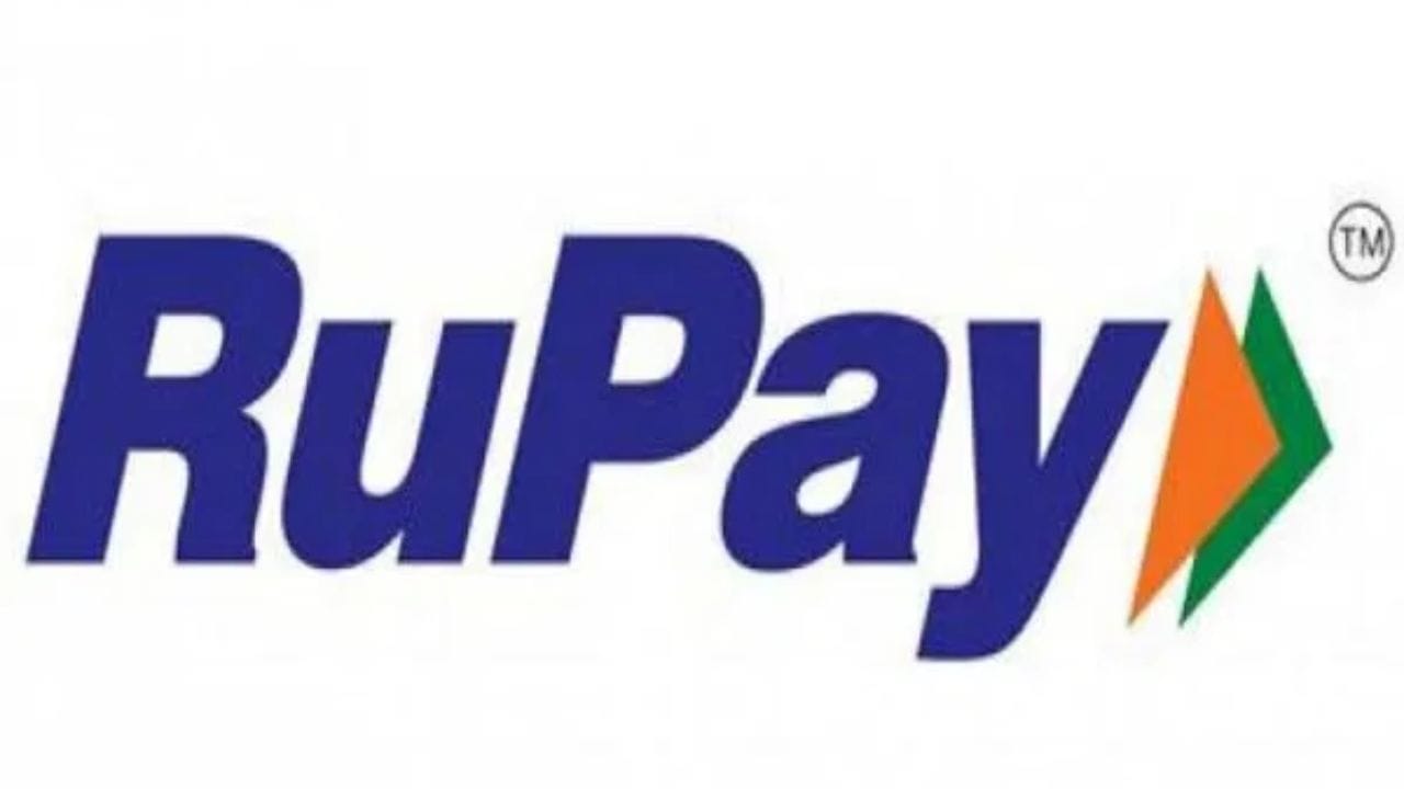 RuPay Credit Card ને UPI સાથે લિંક કરીને પેમેન્ટ શું છે? ગ્રાહક પોતાના RuPay Credit Card ને UPI એપ સાથે લિંક કરીને મર્ચન્ટના QR કોડ દ્વારા પેમેન્ટ કરી શકે છે. આ પ્રક્રિયામાં પૈસા બેંક ખાતામાંથી કપાતા નથી, પરંતુ ક્રેડિટ કાર્ડની નક્કી કરેલી લિમિટમાંથી ચૂકવણી થાય છે. અહીં UPI માત્ર પેમેન્ટ કરવાનું માધ્યમ છે, જ્યારે ટ્રાન્ઝેક્શન ક્રેડિટ કાર્ડના માધ્યમથી પૂરું થાય છે.