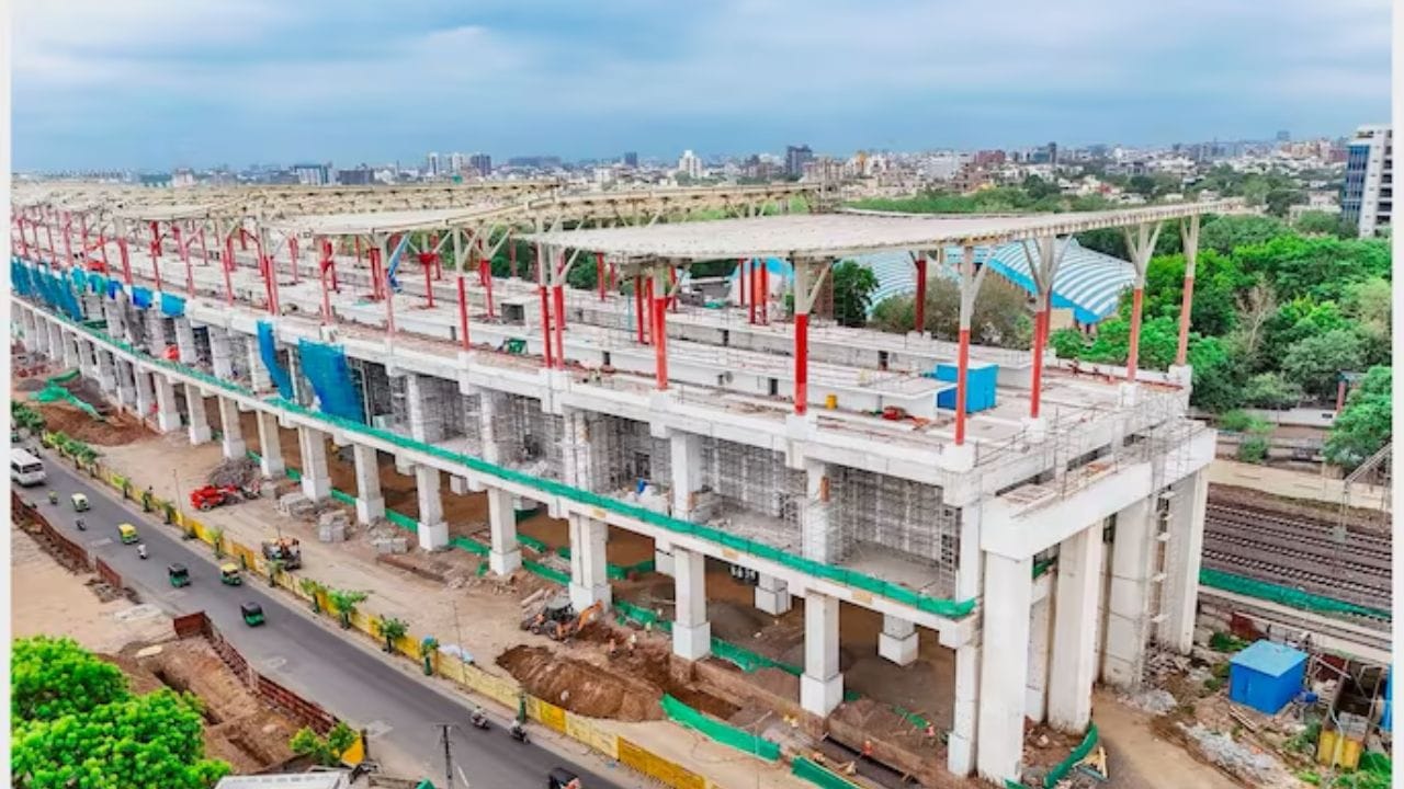 બસ ડેપો અને વેસ્ટર્ન રેલવે સાથે પણ જોડાણ: હાલના લોકેશનના કારણે વડોદરા બુલેટ ટ્રેન સ્ટેશનને વેસ્ટર્ન રેલવે સ્ટેશન તેમજ શહેર અને ઇન્ટરસ્ટેટ બસ ડેપો સાથે પણ જોડી શકાશે. આનાથી મુસાફરોને ટ્રેન બદલવામાં કે અન્ય વાહનવ્યવહારના સાધનો સુધી પહોંચવામાં ઘણી સરળતા રહેશે. બુલેટ ટ્રેન સ્ટેશનની આ યોજના શહેરના ટ્રાન્સપોર્ટ સિસ્ટમને વધુ મજબૂત બનાવવા માટે તૈયાર કરવામાં આવી રહી છે.(All Image From: NHSRCL (X Platform))