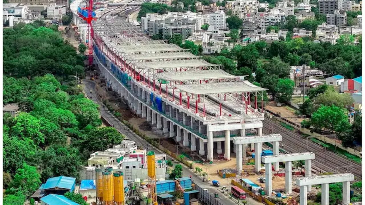 પ્લેટફોર્મ નંબર 7 ની બરાબર ઉપર બની રહ્યું છે સ્ટેશન:વડોદરા બુલેટ ટ્રેન સ્ટેશનને ભારતીય રેલવેના વડોદરા સ્ટેશન અને પંડ્યા બ્રિજ પાસે બનાવવામાં આવી રહ્યું છે. ખાસ વાત એ છે કે આ નવું બુલેટ ટ્રેન સ્ટેશન ભારતીય રેલવે સ્ટેશનના હાલના પ્લેટફોર્મ નંબર 7 ની બરાબર ઉપર તૈયાર થઈ રહ્યું છે. આ એક ઇનોવેટિવ એન્જિનિયરિંગ ડિઝાઇન છે, જેનો ઉદ્દેશ્ય ઓછી જગ્યામાં હાઇ-સ્પીડ રેલ અને સામાન્ય રેલવે નેટવર્કને એકસાથે જોડવાનો છે. (All Image From: NHSRCL (X Platform))