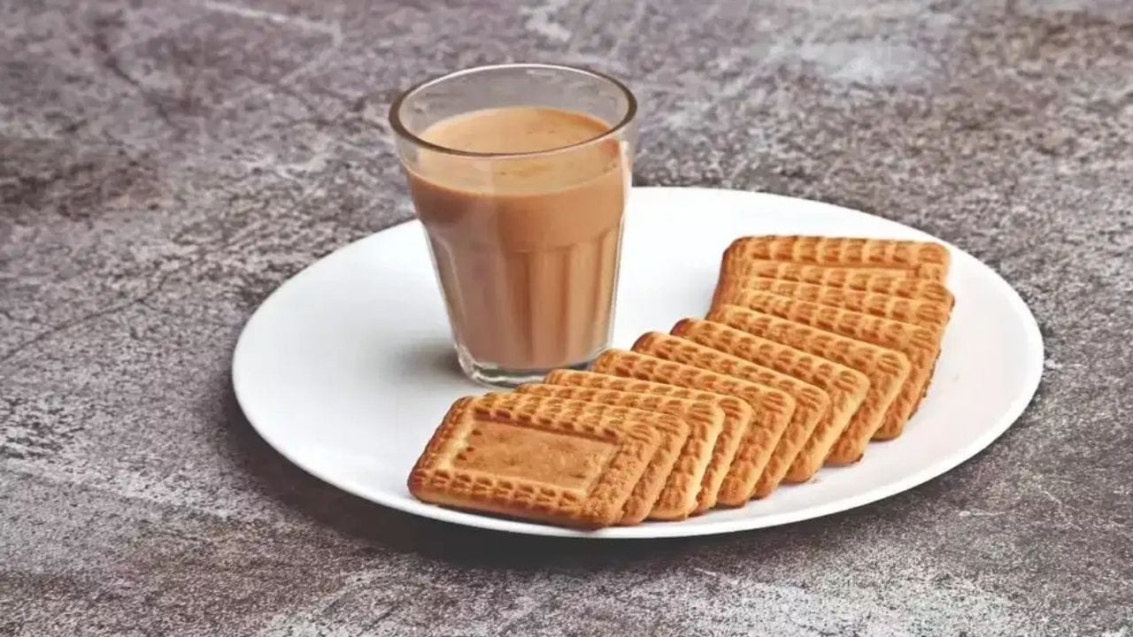 ભારતમાં ઘણા લોકોની સવાર ચા વિના અધૂરી લાગે છે. સવારે કે સાંજે ગેસ પર ચાની કીટલી ચઢે અને તેની સુગંધ ફેલાય એટલે ચાહકો તરત જ તાજગી અનુભવે છે. ચા સાથે બિસ્કિટ ખાવાનો આનંદ પણ કંઈક અલગ જ હોય છે. ખાસ કરીને મિત્રો કે પરિવાર સાથે ગપસપ કરતી વખતે ચામાં બિસ્કિટ બોળીને ખાવાની મજા અનેક લોકો માણતા હોય છે.