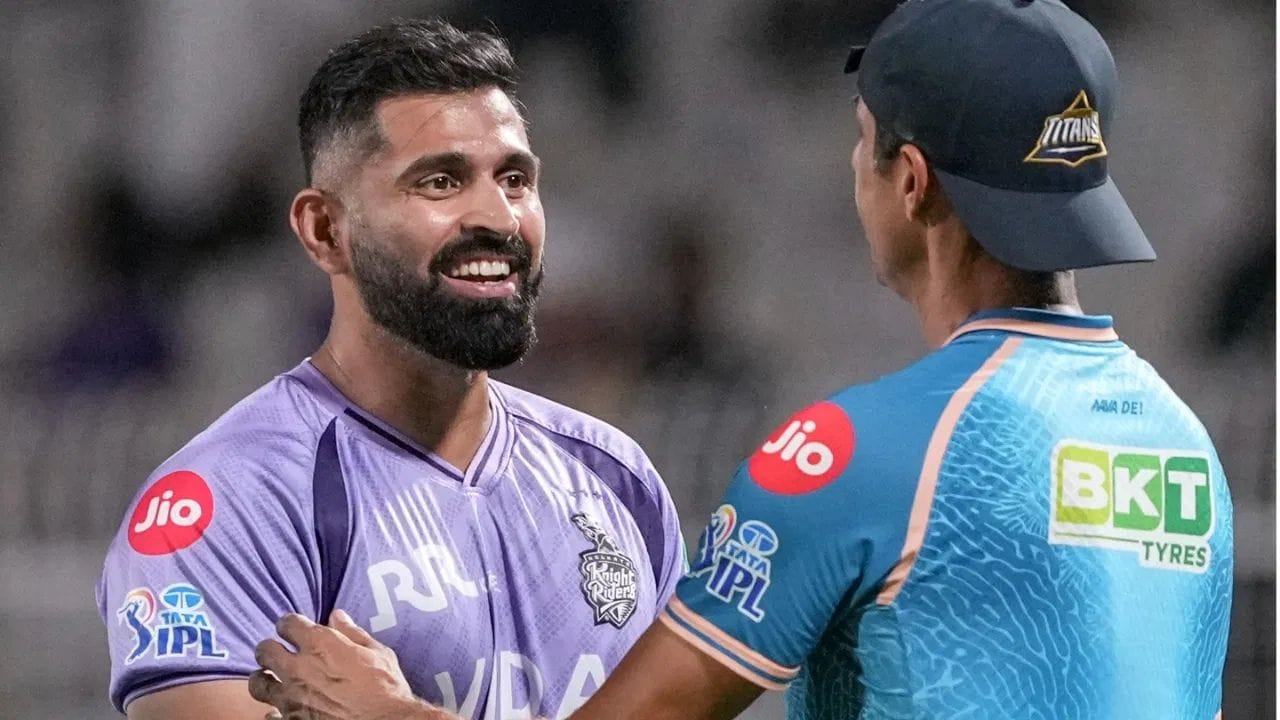 દુનિયાની સૌથી મોટી લીગ, IPL માં ખેલાડીઓ પર ઘણા પૈસાનો વરસાદ થાય છે, પરંતુ શું તમે જાણો છો કે ટીમના કોચ પણ પાછળ નથી. બે IPL કોચ ઘણા ખેલાડીઓ કરતા વધુ કમાણી કરે છે. તેમાંથી એક ભારતીય કોચ છે.