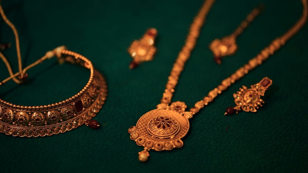 Gold Price Today : ભારતમાં સોનાના ભાવમાં ફરી ઘટાડો થયો છે. 24 ઓગસ્ટે દિલ્હીમાં 24 કેરેટ સોનાના ભાવ ઘટીને 10 ગ્રામ દીઠ163,230 થયા છે.