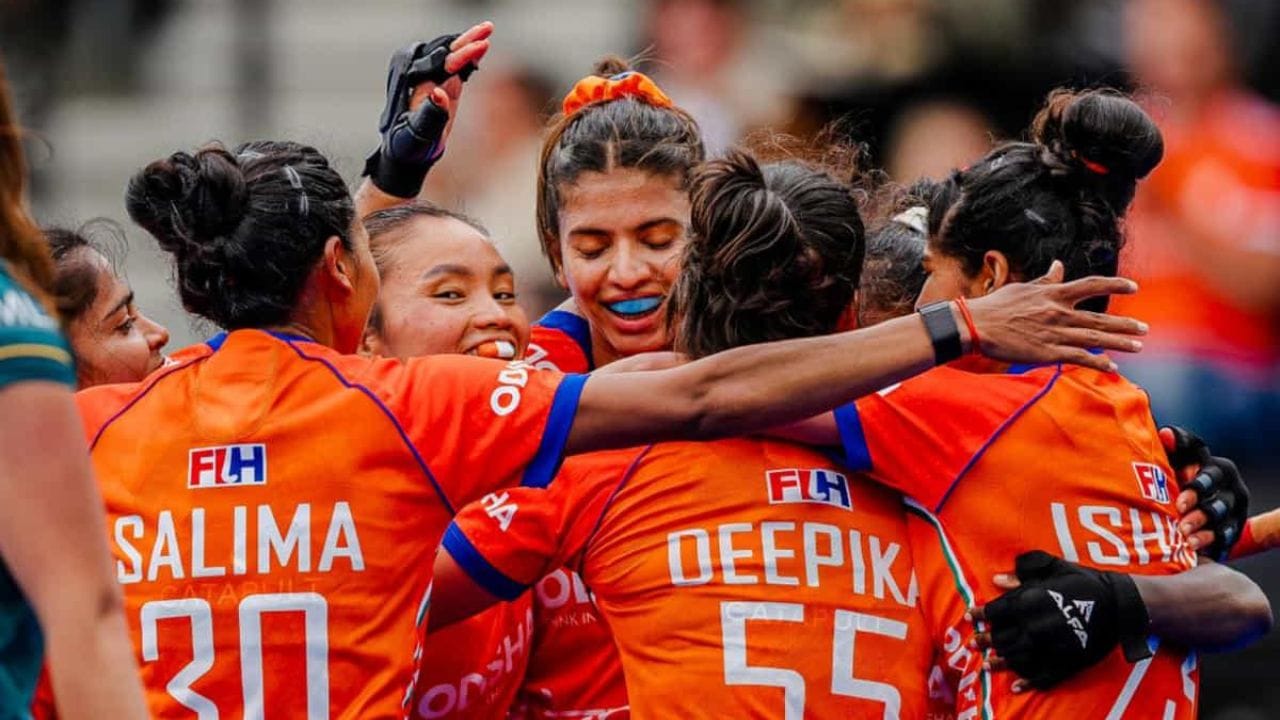 ભારતીય ટીમે ગુરુવારે 2026 મહિલા હોકી વર્લ્ડ કપની મેચમાં જર્મનીને 3-1થી હરાવીને પાંચમું સ્થાન મેળવ્યું હતું. એમ્સ્ટલવીનમાં રમાયેલી આ મેચમાં ભારતે અંતિમ 17 મિનિટમાં ત્રણ ગોલ કરીને શાનદાર વિજય મેળવ્યો હતો.