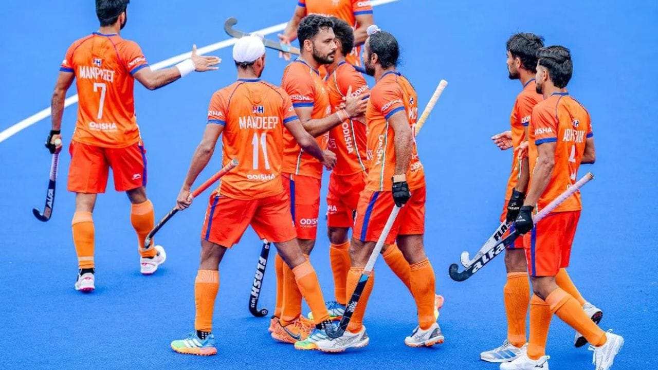 ભારતે હોકી વર્લ્ડ કપ 2026 માં સારી શરૂઆત કરી હતી પરંતુ પ્રથમ ત્રણ મેચમાં બે જીત છતાં ટીમ સેમિફાઇનલની રેસમાંથી બહાર થઈ ગઈ હતી. પ્રથમ મેચમાં ભારતે વેલ્સને 3-1થી હરાવ્યું હતું, જે બાદ બીજી મેચમાં ઇંગ્લેન્ડે ભારતને 4-2થી હરાવ્યું હતું. ત્રીજા મુકાબલામાં ભારતે પાકિસ્તાનને 5-3થી હરાવ્યું હતું. જ્યારે છેલ્લી બે મેચમાં ભારતને હાર મળી હતી. નેધરલેન્ડ્સે ભારતને 3-1થી અને આર્જેન્ટિનાએ ભારતને 5-3થી હરાવ્યું હતું. (PC:X/HOCKEY INDIA)