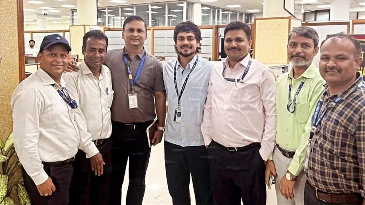ઈશાન કિશન પટનામાં RBI ઓફિસમાં પોતાનું આઈડી કાર્ડ પહેરીને પહોંચ્યો હતો. તેના આગમન પર સ્ટાફના સભ્યો તેને મળવા અને તેની સાથે ફોટા પડાવવા પહોંચ્યા હતા. ભારતીય વિકેટકીપર-બેટ્સમેને તેમને નિરાશ ન કર્યા અને તેમની સાથે ફોટા પડાવ્યા. RBI ઓફિસમાં ઈશાનના આગમનના ફોટા સોશિયલ મીડિયા પર વાયરલ થયા છે.