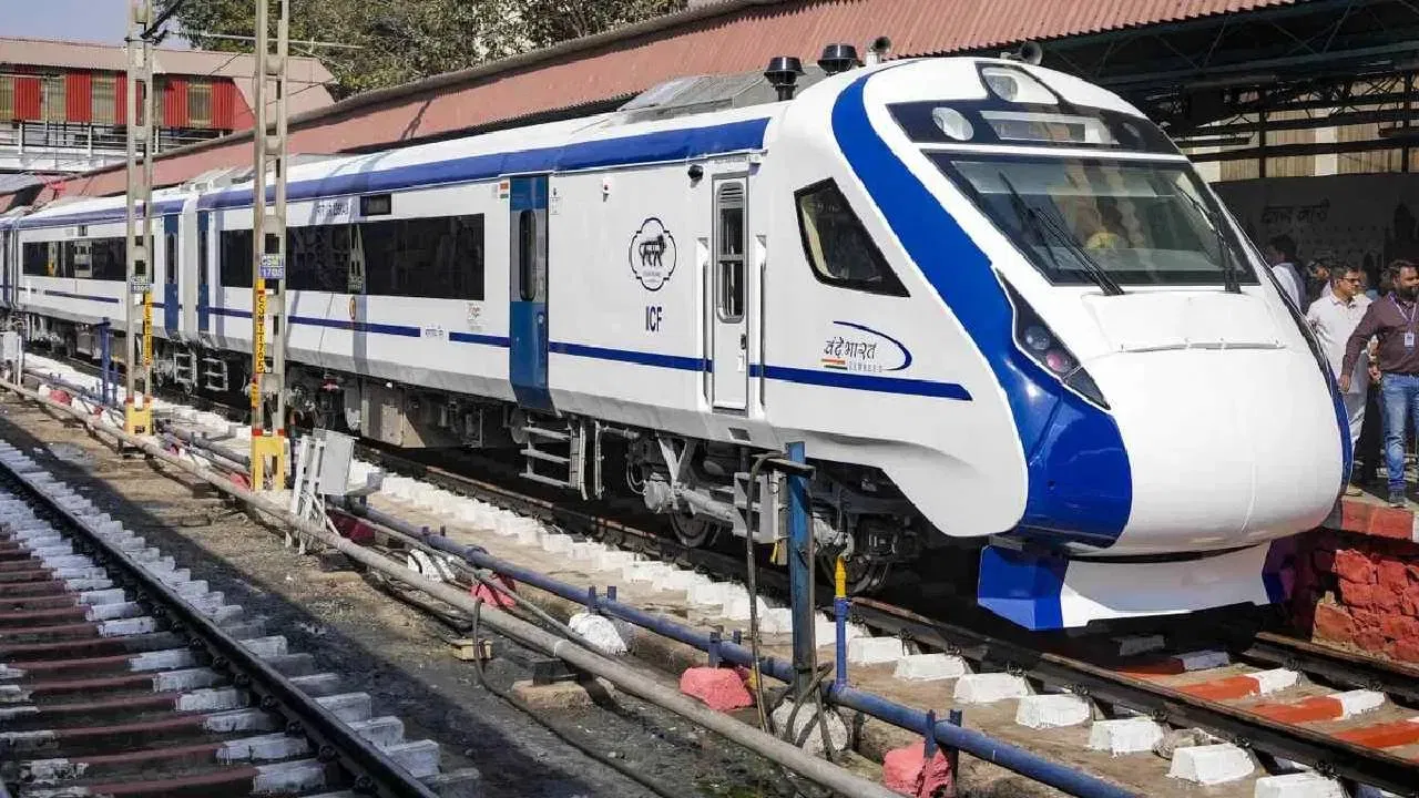 પોતાની મરજીથી કોચ પસંદ નથી કરી શકતા: Indian Railway Rules અનુસાર, જે રેલવે કર્મચારીઓ પાસે પાસ છે, તેઓ પોતાની મરજીથી ટ્રેનના સૌથી વૈભવી કોચમાં બેસીને મુસાફરી નથી કરી શકતા. વંદે ભારત અને ગતિમાન જેવી ટ્રેનોમાં તેઓ જે શ્રેણીમાં મુસાફરી કરવા માટે હકદાર છે, તે તેમના હોદ્દા અને સેલેરી સ્ટ્રક્ચર પર આધારિત હોય છે. એટલે કે સ્પેશિયલ પાસ પણ ભારતીય રેલ નેટવર્કમાં અસંખ્ય અને મનગમતી ફ્રી મુસાફરીની ગેરંટી આપતો નથી.
