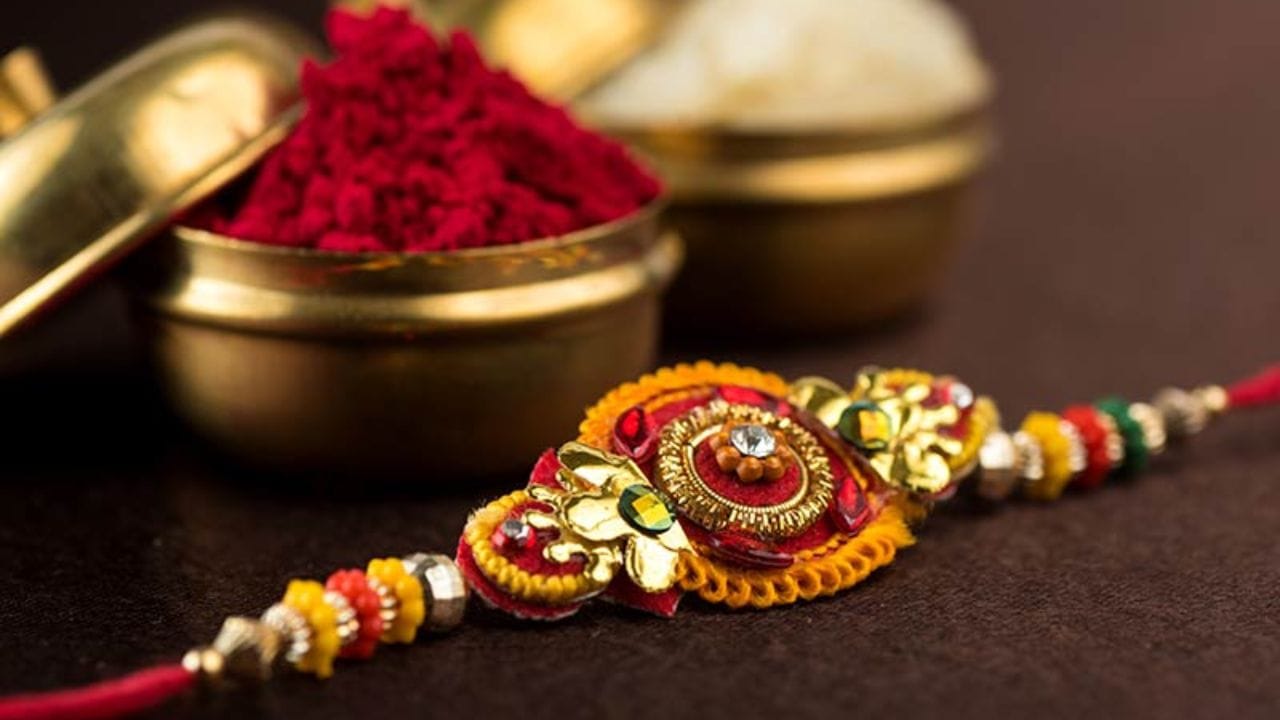 શુભ પરિણામો પ્રાપ્ત કરવાના ઉપાયો : રક્ષા બંધન પર, રાખડી બાંધવાની વિધિ પૂર્ણ થયા પછી, ભગવાન શ્રી કૃષ્ણ અને દેવી લક્ષ્મીની પૂજા કરો. જરૂરિયાતમંદ અથવા ગરીબોને અનાજ અને કપડાંનું દાન કરો.