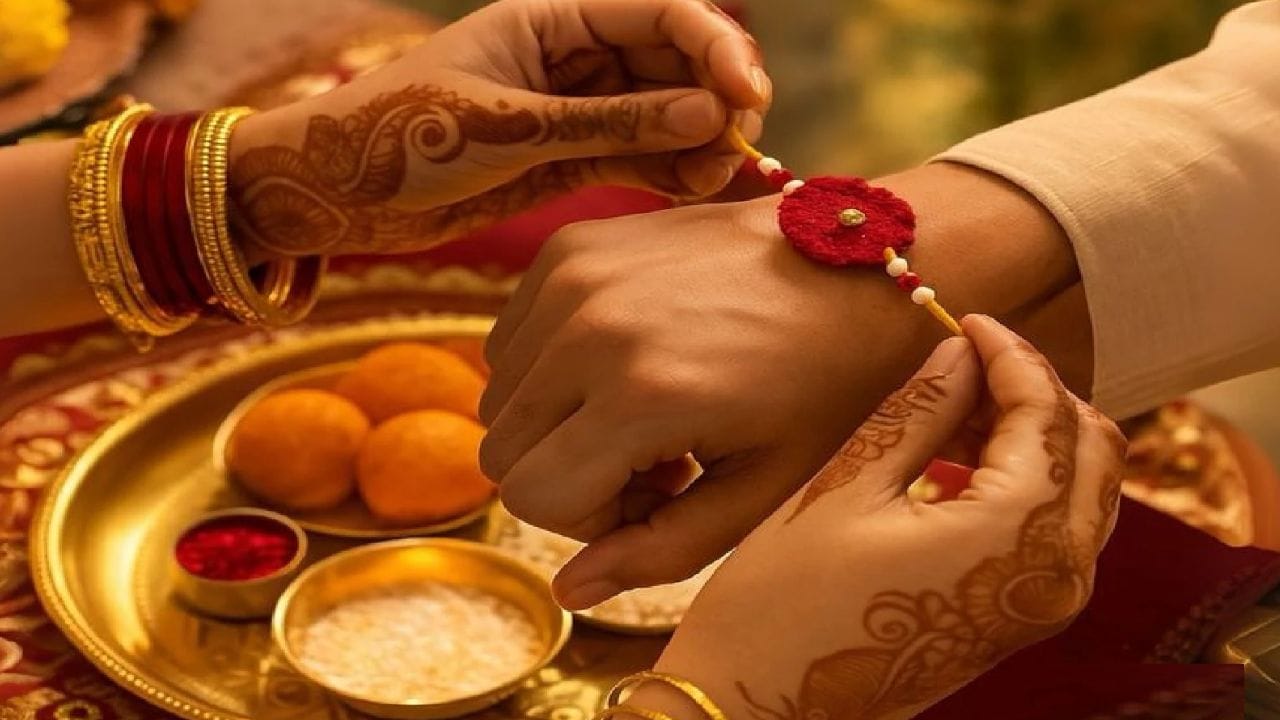 રાખડી જમણા હાથના કાંડા પર જ કેમ બાંધવામાં આવે છે? : રાખડી બાંધવા માટે જમણો હાથ શુભ માનવામાં આવે છે કારણ કે તે કુશળતા, ક્રિયા અને શક્તિનું પ્રતીક છે. તેથી, રાખડી જે રક્ષણનો સંકલ્પ અને શુભતાનું પ્રતિનિધિત્વ કરે છે તેથી જમણા હાથે બાંધવામાં આવે છે.