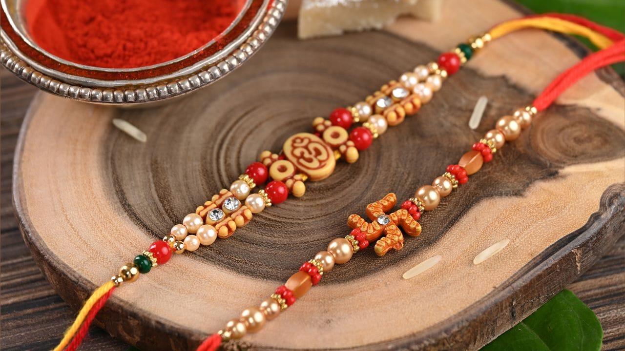 આ ક્રમને શુભ કેમ માનવામાં આવે છે? : રક્ષા બંધન એ ફક્ત રાખડી બાંધવાનો તહેવાર નથી; તે રક્ષણ, શુભકામનાઓ અને પારિવારિક પ્રેમની ભાવનાઓને દર્શાવે છે.  આથી ભાઈના કાંડા પર રાખડી બાંધતા પહેલા ભગવાનના આશીર્વાદ મેળવવાનું શુભ માનવામાં આવે છે.