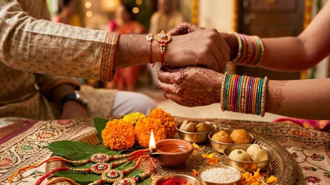 વધુમાં, પૂજા અને દાન જેવા તમામ ધાર્મિક વિધિઓ જમણા હાથનો ઉપયોગ કરીને કરવામાં આવે છે. મંદિરોમાં, પવિત્ર નાળાછડી પણ જમણા કાંડા પર બાંધવામાં આવે છે; તેથી, તે જ હાથ પર રાખડી બાંધવી શુભ માનવામાં આવે છે.