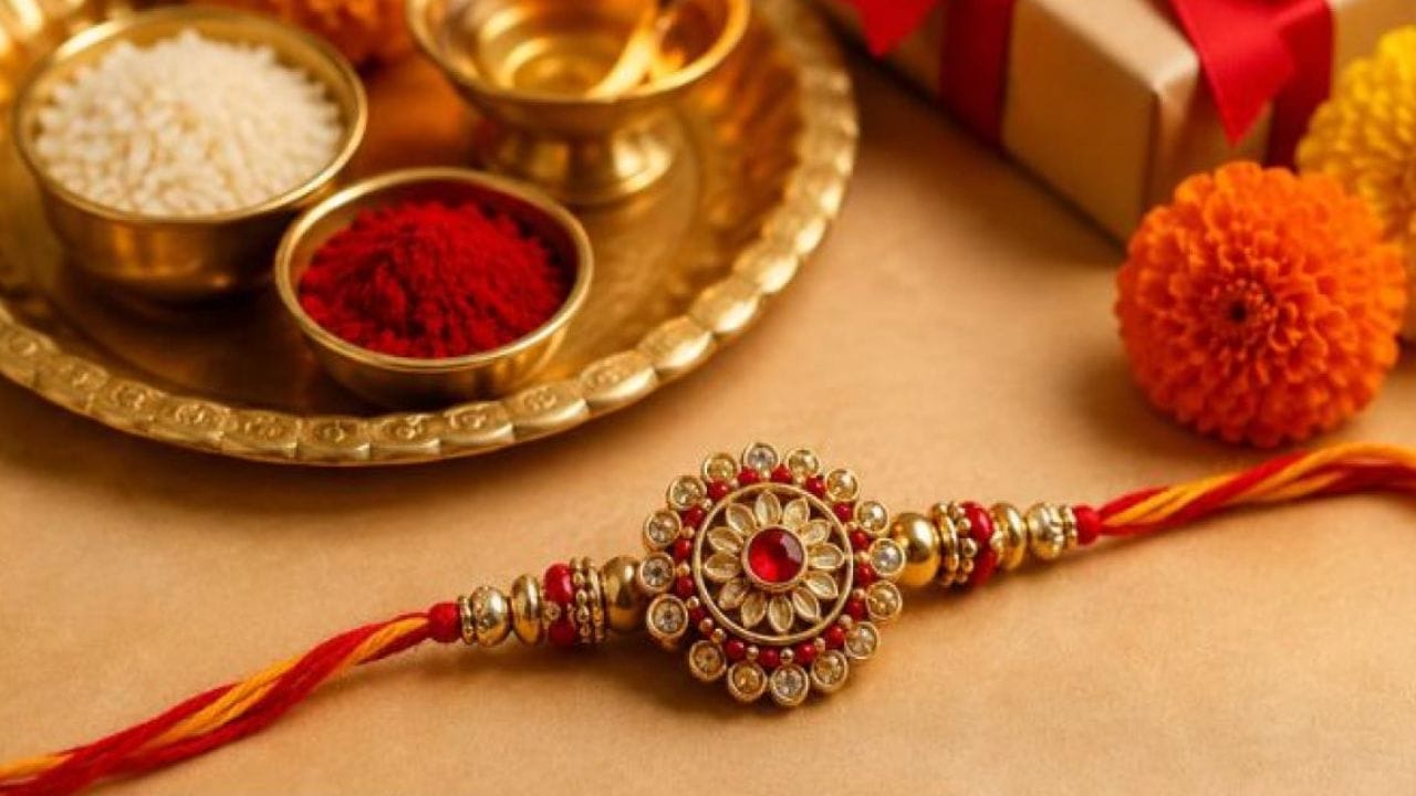 જ્યારે બહેન રાખડી બાંધે છે, ત્યારે તે તેના ભાઈના લાંબા આયુષ્ય અને સલામતી માટે પ્રાર્થના કરે છે. તે રક્ષાસૂત્ર બાંધે છે, જે એક પ્રતિજ્ઞા તરીકે કામ કરે છે. જમણો હાથ શરીરના મોટાભાગના ભાગને નિયંત્રિત કરે છે અને વ્યક્તિમાં શક્તિની ભાવના ઉત્પન્ન કરે છે; તેથી, આ હાથ પર રાખડી બાંધવાથી ભાઈમાં આત્મવિશ્વાસ અને સકારાત્મક ઉર્જાનો સંચાર થાય છે.