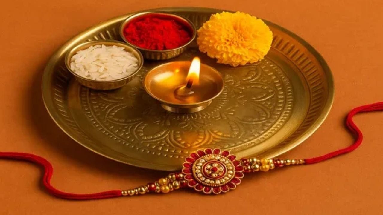 રક્ષાબંધન ભાઈ-બહેનના બંધનની પવિત્રતા અને રક્ષણની ભાવનાને શુભતા સાથે સુમેળમાં જોડે છે. હિન્દુ પરંપરામાં, રાખડી બાંધતા પહેલા ભાઈના માંથે તિલક કરી આરતી ઉતારવામાં આવે છે અને તે બાદ રાખડી બાંધી મીઠાઈ ખવડાવવામાં આવે છે. અને સમારંભ દરમિયાન "ઓમ યંત્રણી રક્ષા સૂત્રમ બધ્નામી" મંત્રનો જાપ કરવો શુભ માનવામાં આવે છે.