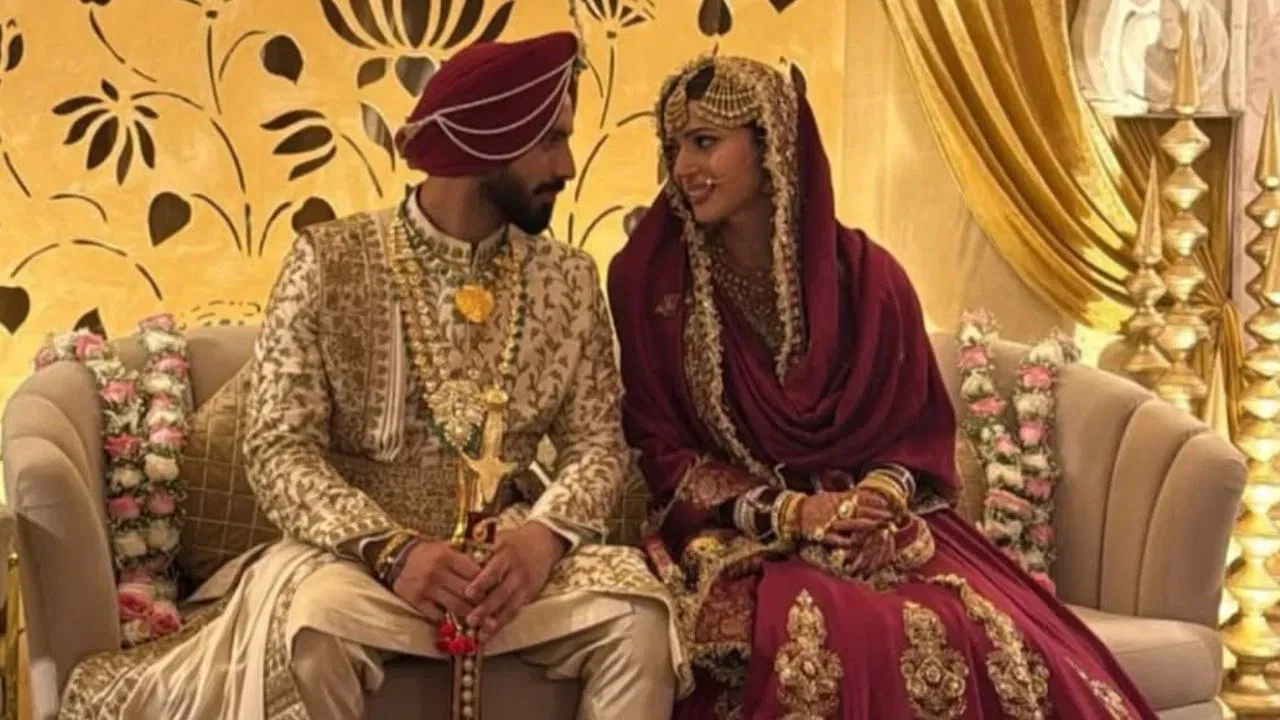 ભારતીય ક્રિકેટર અને કોલકાતા નાઈટ રાઈડર્સ (KKR) ના સ્ટાર ઓલરાઉન્ડર રમનદીપ સિંહ લગ્નના બંધનમાં બંધાઈ ગયા છે. 29 વર્ષીય રમનદીપે જાણીતી ટેલિવિઝન અભિનેત્રી ચાર્લી ચૌહાણ સાથે લગ્ન કર્યા. (ફોટો ક્રેડિટ: PTI)