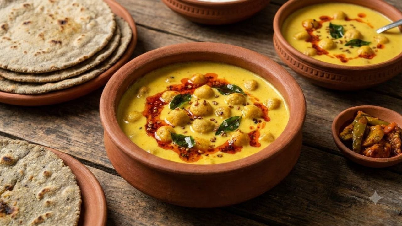 મારવાડી સ્ટાઈલ કઢી બનાવવા માટે તમારે સૌથી પહેલા એક મોટું બાઉલ લઈ લેવાનું છે અને પછી તેમાં દહીં નાખીને તેને સારી રીતે વલોવી (ફેંટી) લેવાનું છે. આમાં બેસન નાખીને સારી રીતે મિક્સ કરી લેવું, જેથી તેમાં ગાંઠો ન પડે. ત્યારબાદ આમાં હળદર, લાલ મરચું પાઉડર, ધાણા પાઉડર અને તમારા સ્વાદ મુજબ થોડું મીઠું નાખી દેવું. 