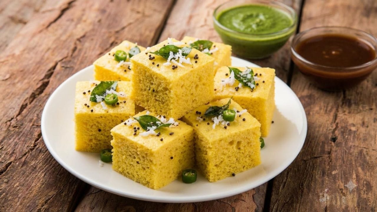 ખાટા-મીઠા વઘાર માટે 2 મોટા ચમચા તેલ, 1 નાની ચમચી રાઈ, 3-4 ઊભા સમારેલા લીલા મરચાં, 10-12 મીઠા લીમડાના પાન, સ્વાદ અનુસાર 1 થી 2 મોટા ચમચા ખાંડ, અડધા લીંબુનો રસ, 1 કપ પાણી અને ગાર્નિશિંગ માટે ઝીણી સમારેલી લીલી કોથમીર જોઈએ.
