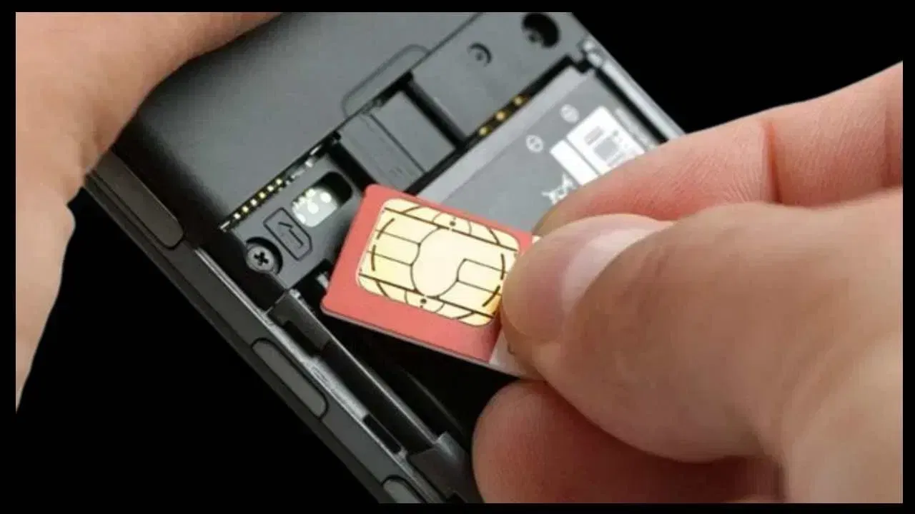 શું 4G સિમ બદલવાની જરૂર પડશે? : મોટાભાગના કિસ્સાઓમાં, ના. ભારતમાં, Jio, Airtel અને Vi ના 4G સિમ કાર્ડ પહેલાથી જ "5G-તૈયાર" હોય છે. તેથી, જ્યારે તમે 5G કવરેજવાળા વિસ્તારમાં પ્રવેશ કરો છો અને તમારો પ્લાન 5G ને સપોર્ટ કરે છે, ત્યારે તમને તમારા હાલના સિમ પર 5G નેટવર્ક મળવાનું શરૂ થશે; જોકે, જો તમારું સિમ કાર્ડ ખૂબ જૂનું હોય અને ઓપરેટર તેને 5G માટે અયોગ્ય માનતું હોય, તો કંપની તમને તેને બદલવાની સલાહ આપી શકે છે.