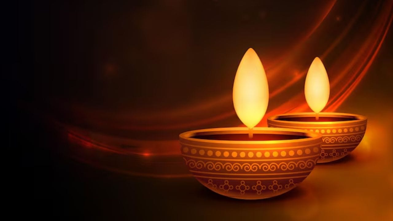 માન્યતા અનુસાર મુખ્ય દ્વાર પર પ્રગટાવેલો દીવો પિતૃઓના સ્વાગતનું પ્રતીક છે. (Image Source | Magnific)